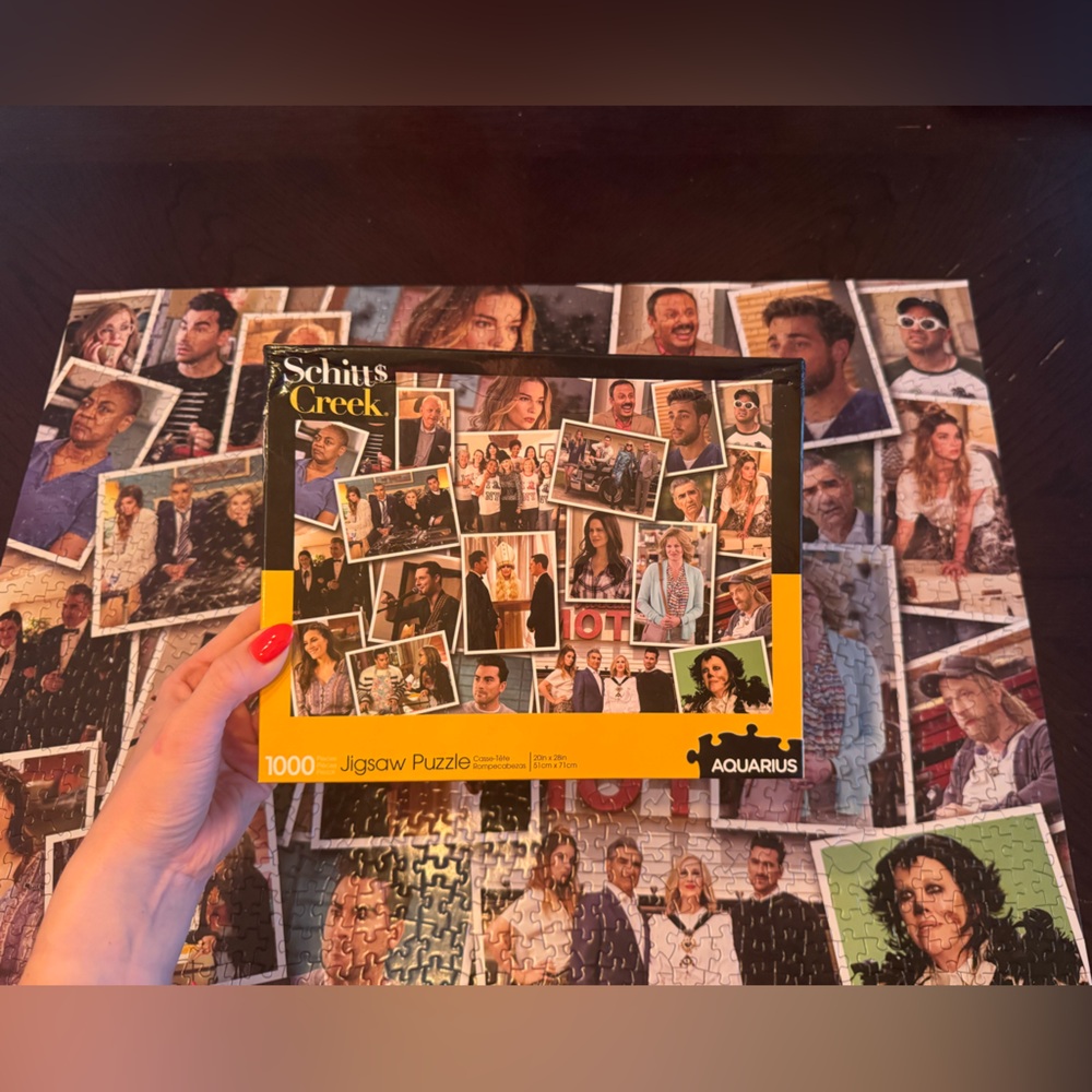 Schitt's Creek Jigsaw Puzzle - 1000 Pieces - Yellow